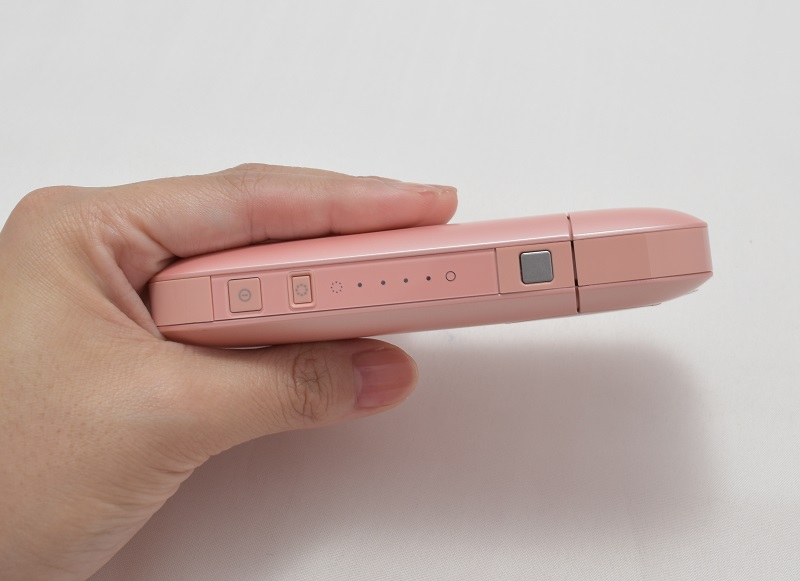 iQOS（アイコス）の限定色Rosé Pink（ロゼピンク）のポケットチャージャー（電源ボタンとかステータスライト）
