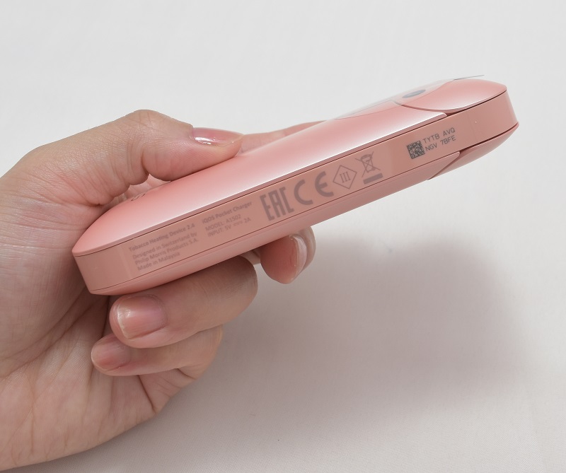 iQOS（アイコス）の限定色Rosé Pink（ロゼピンク）のポケットチャージャー（側面）