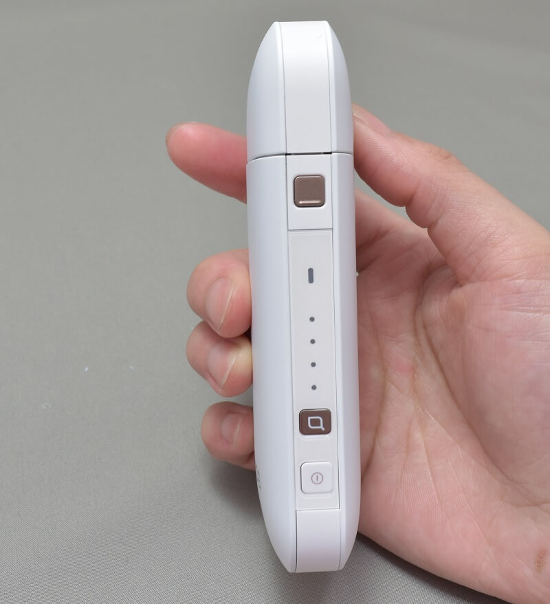 新型アイコス「iQOS 2.4 Plus」のポケットチャージャーの電源ボタンがある面