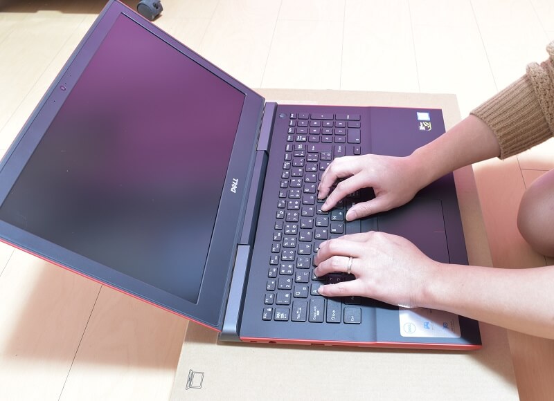 Dell / Inspiron 15 7000 (7567) Gaming プラチナのキーボードに手を乗せてみた様子を横から撮影