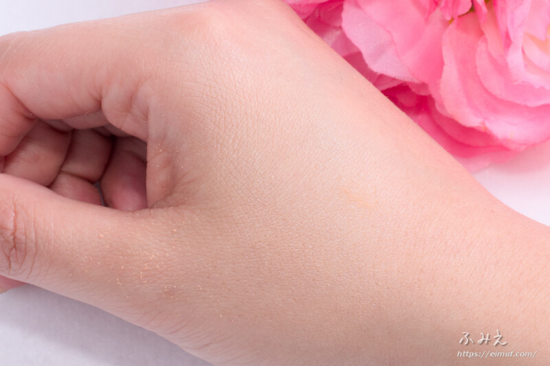 コフレドール タッピングライト ファンデーション #標準的～健康的な肌の色 を手の甲に塗ってみた